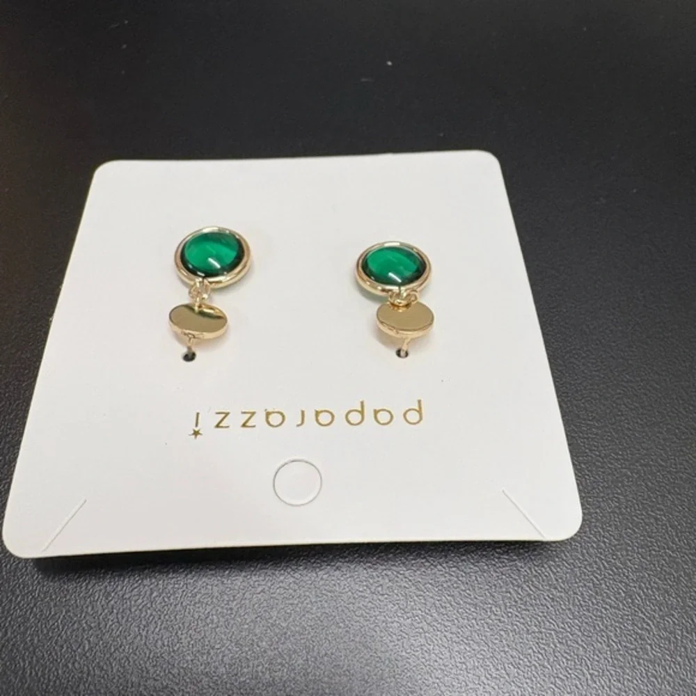 Vintage-Inspired Green Stone Dangle Earrings  Gold Trim Classic Elegant Look new